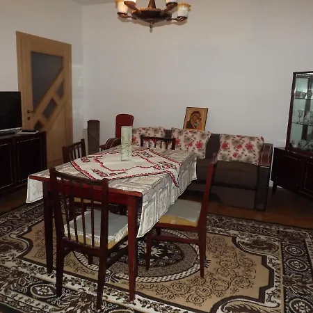 Апартаменти La Doi Brazi *